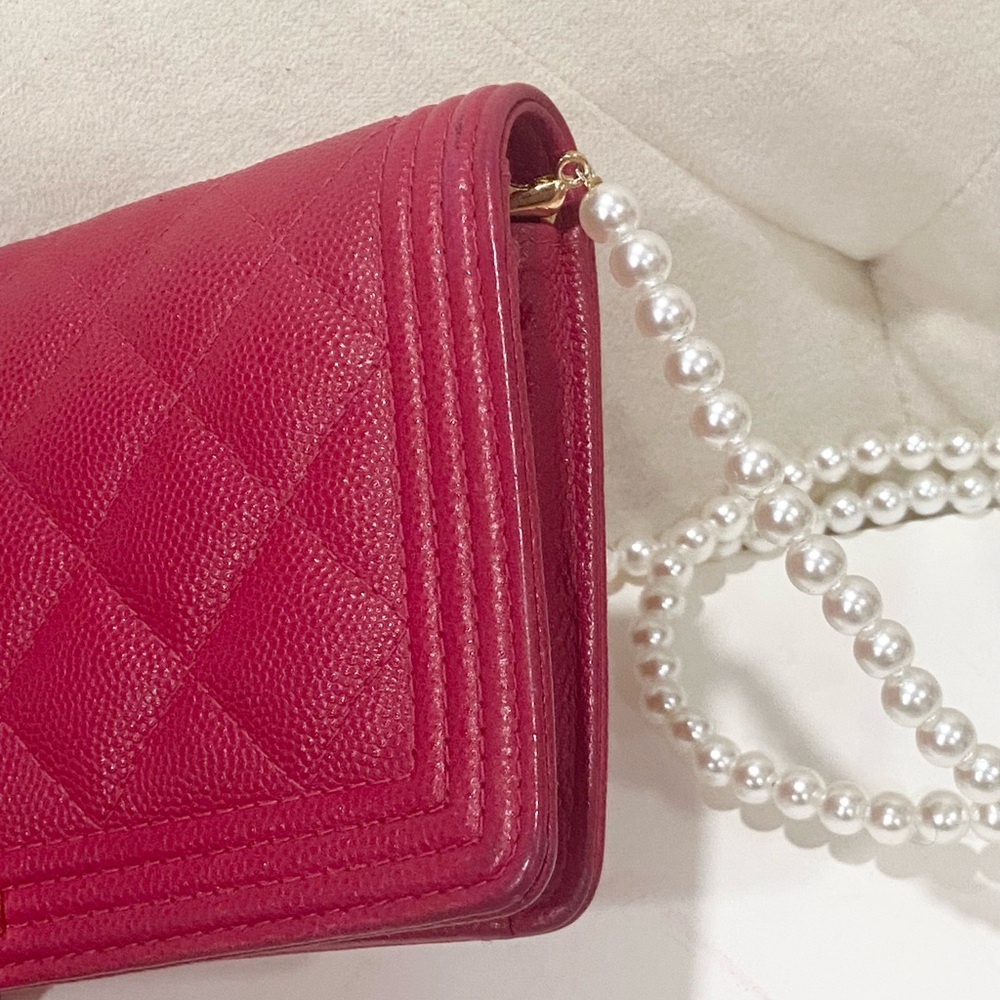 Chanel Quilted Caviar Boy hot Pink Wallet coming with non CC pearl strap - Picture 4 of 9